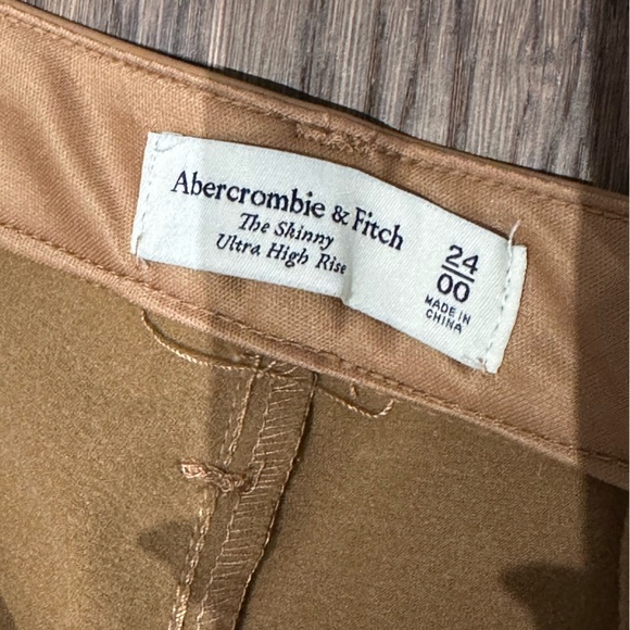 Abercrombie & Fitch The Skinny Ultra High Rise Vegan Leather Split-Hem Pant - Picture 7 of 8